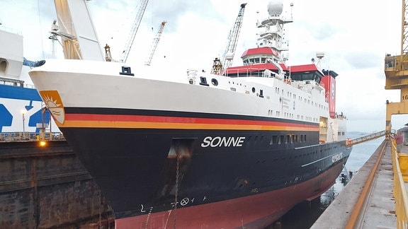 Das Forschungsschiff SONNE liegt im Hafen von Singapur in einem Trockendock