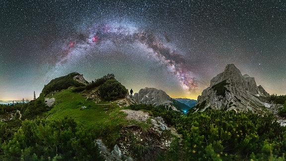 Ansicht der Milchstraße, davor Felsen