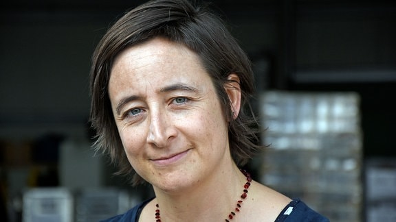 Portraitaufnahme der Umweltchemikerin Dr. Annika Jahnke vom Helmholtz-Zentrum für Umweltforschung. 