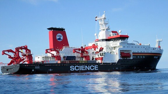 Das deutsche Forschungsschiff SONNE auf offenem Meer mit zahlreichen Aufbauten und Kränen für wissenschaftliche Großgeräte. 