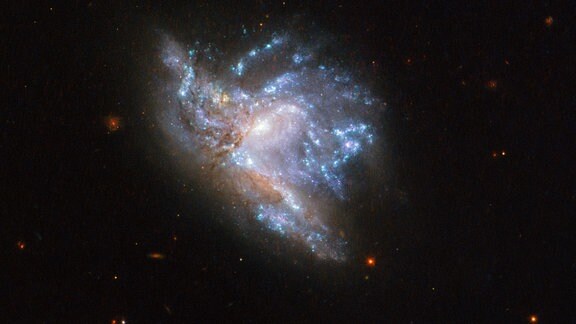 Weltraumbild der Galaxie NGC 6052. Aufgenommen vom Hubble-Weltraumteleskop.