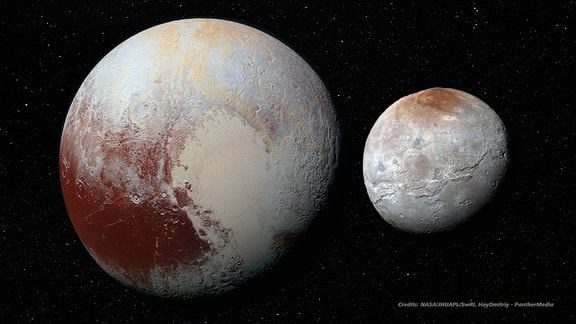 Der Zwergplanet Pluto und einer seiner fünf Monde, Charon, im maßstabsgerechten Größenvergleich. 