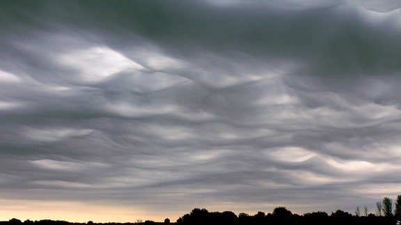 Das Wellenförmige Muster entsteht an der Unterseite von Asperitas-Wolken