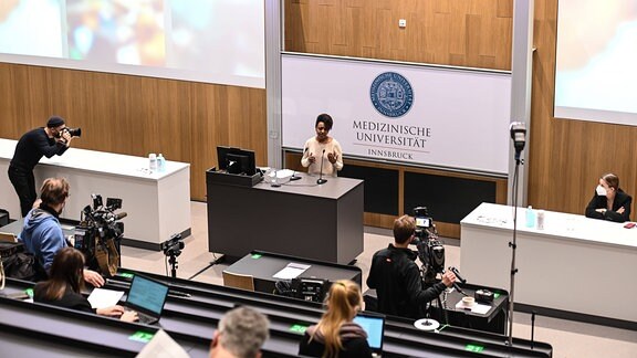 Pressekonferenz der Med Uni Innsbruck zu einer Folgestudie in Ischgl nach einer Testreihe im November. Am Podium Dorothee von Laer - Direktorin Institut Virologie