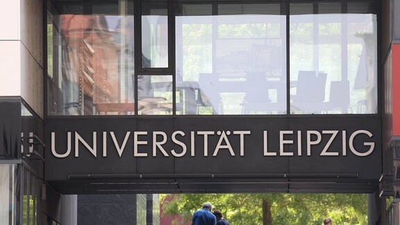 Gebäude mit der Aufschrift Universität Leipzig