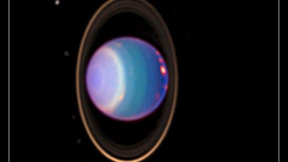 Uranus umgeben von seinen vier Hauptringen und 10 seiner 17 bekannten Satelliten