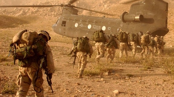 US-Soldaten und Chinook-Hubschrauber bei Afghanistan-Invasion 2001