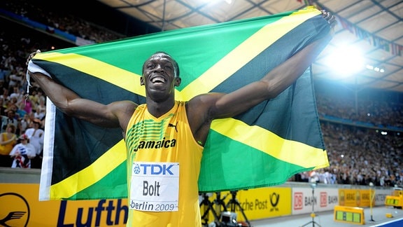 Usain Bolt feiert mit einer Weltrekordzeit von 9,58 über 100 m bei der 12. IAAF-Leichtathletik-Weltmeisterschaft im Olympiastadion Berlin.