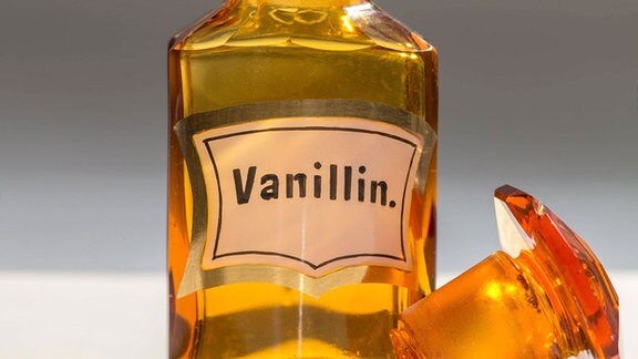 alter Flakon mit Etikett Vanillin