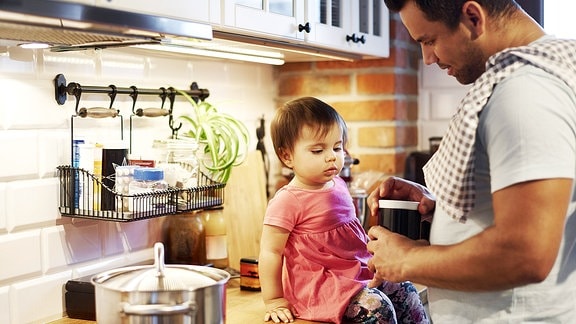 Vater mit kleiner Tochter in der Küche 