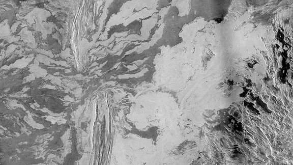 Auf diesem hochuflösenden Bild der Venus ist das System der Lavaströme und des Gratgürtels zu beobachten.