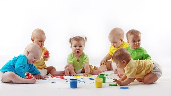 Gruppe von Babys mit Fingerfarben