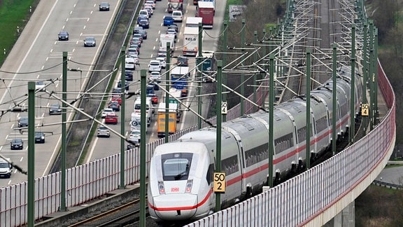 Stau zu Ostern auf der Bundesautobahn A3 in Richtung Frankfurt neben der ICE Hochgeschwindigkeitstrasse auf der Hallerbachtalbrücke, auf der ICE pendeln.