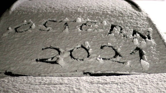 Verschneite Autoscheibe mit Schriftzug Ostern 2021