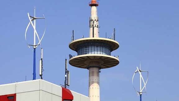 Vertikale Kleinwindkraftanlage auf dem Dach des ETEC Gebäude. 