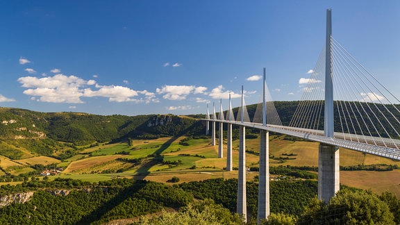 Eine lange Spannbrücke überquert ein Tal