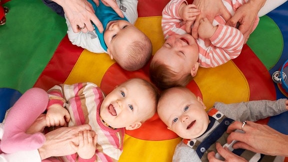 Vier lachende Babys