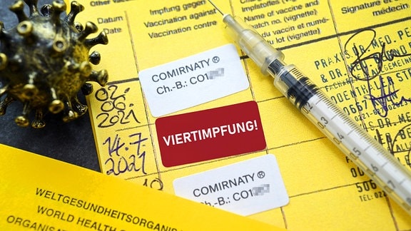 Impfausweis mit dem Schriftzug Viertimpfung