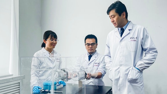 Die Forscher bewerteten die Verhaltensreaktion der Mücken mit einem Zwei-Port-Olfaktometer-Test (von links nach rechts: Dr. Hong Zhang, Dr. Yibin Zhu, Prof. Gong Cheng)