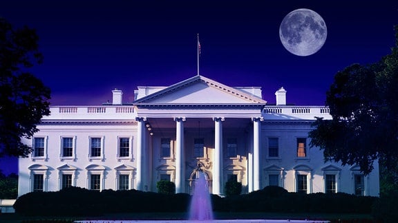 Fotomontage Zeigt Vollmond über Weißem Haus