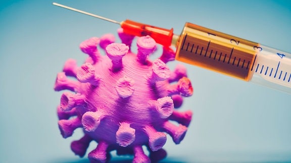 Coronavirus-Modell mit Impfspritze