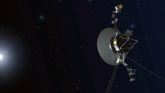 3D-Illusttration einer Voyager-Raumsonde im All: Drahtiges Gestell mit großer Richtantennen-artigen Scheibe. Im Hintergrud ein heller größerer Stern, vermutlich Sonne.