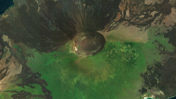 Komposition aus Satellitenfotos des Vulkans Sierra Negra auf den Galapagos-Inseln aus der Vogelperspektive.