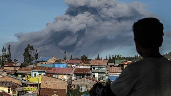Mann beobachtet Vulkanausbruch in Indonesien