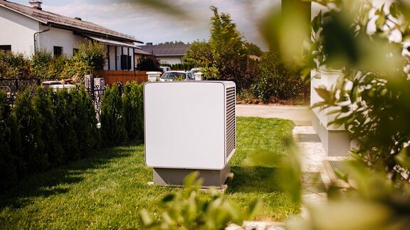 Wärmepumpe in einem Garten