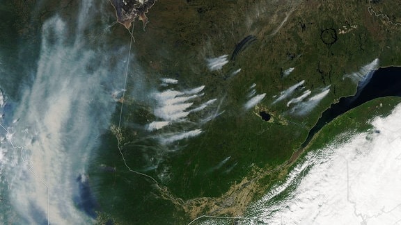 Die Waldbrände über der kanadischen Provinz Quebec am 3. Juni 2023 als Weltraumaufnahme vom Nasa-Satelliten Aqua.