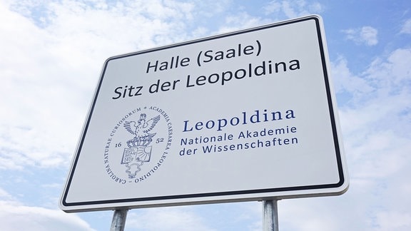 Ein Schild verweist auf die Leopoldina in Halle.