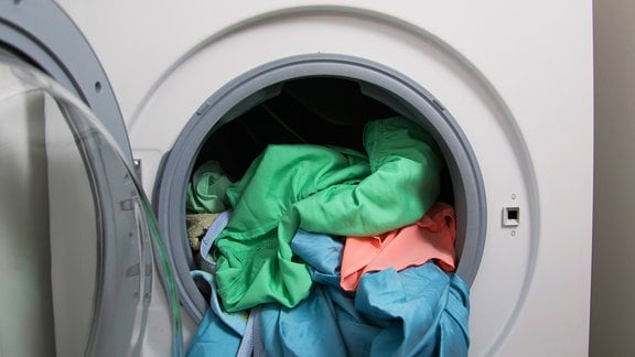 Farbige Wäsche in einer Waschmaschine