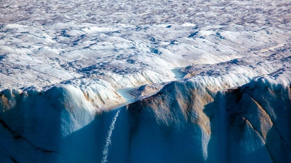 Wasserfall vom Gletscherbach am Humboldt-Gletscher in Grönland