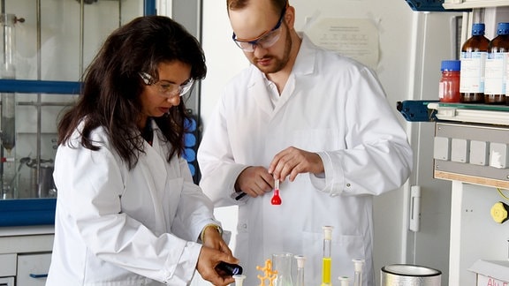 Kalina Peneva und Konrad Hotzel von der Uni Jena untersuchen funktionale Farbstoffe.