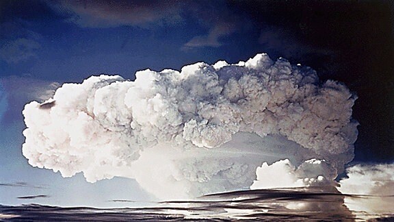 Die USA zünden auf dem Eniwetok Atoll der Marshall-Inseln im Pazifik die erste Wasserstoffbombe. Zu sehen ist die Bildung einer Pilzwolke.