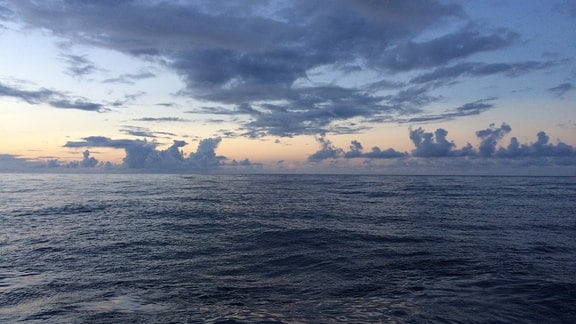 Tropische Wolken über dem Atlantischen Ozean