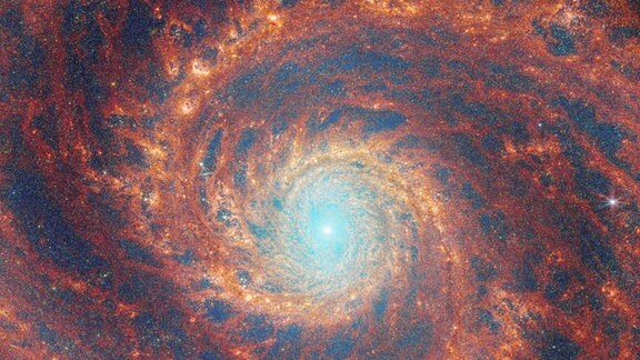  Eine neue Aufnahme des Webb-Teleskops zeigt einen kosmischen Whirlpool. 