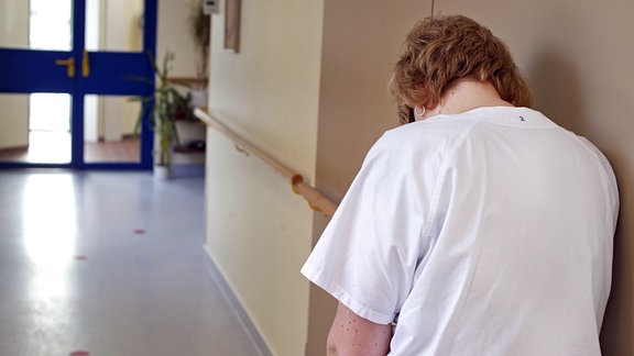 Weibliche Pflegekraft mit Burnout