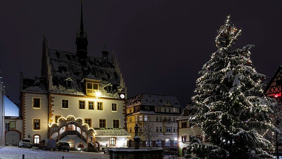 Nachtaufnahme Marktplatz Pößneck mit beleuchtetem Weihnachtsbaum