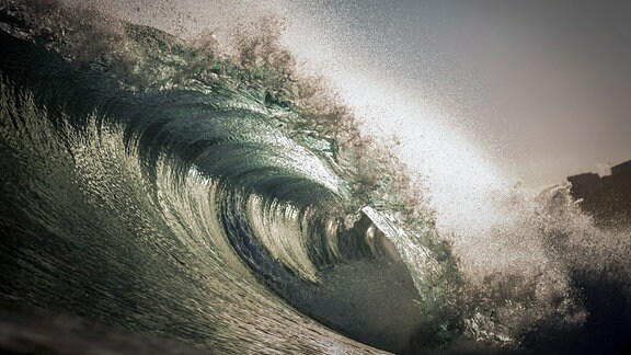 Wellen brechen sich an der Küste der Kanarischen Inseln.