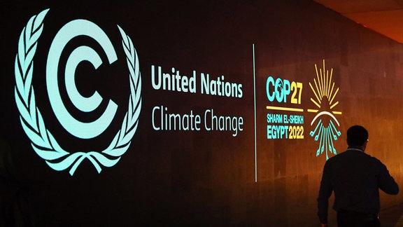 Ein Mann geht an einer Tafel vorbei, die die 27. Vertragsstaatenkonferenz der Klimarahmenkonvention der Vereinten Nationen COP27 in Sharm El-Sheikh, Ägypten, am 5. November 2022 anzeigt.