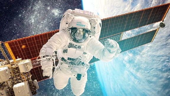 Ein Astronaut ist bei einem Spaziergang im Weltall zu sehen. Im Hintergrund befinden sich Solarzellen einer Raumstation, dahinter der Sternenhimmel links und rechts die Erde.