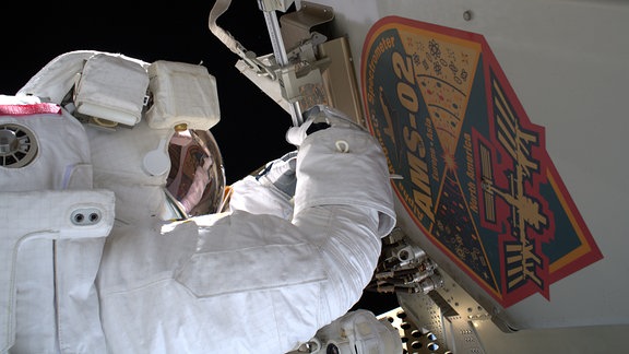 Arbeit am Teilchendetektor außerhalb der ISS.