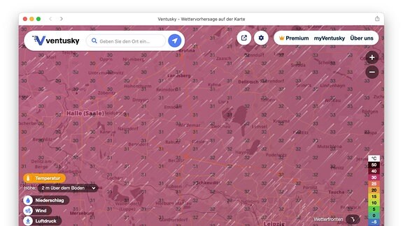 Screenshot der Webapp vom Onlinedienst Ventusky, der eine Karte des Ballungsraums Leipzig-Halle mit sehr vielen gleichmäßig verteilten Temperaturwerten über dreißig Grad zeigt, einen Schieberegler für Datum und Zeit, eine Auswahl für das Wettermodell und Buttons für die Möglichkeit, verschiedene Wetterdaten einzublenden.