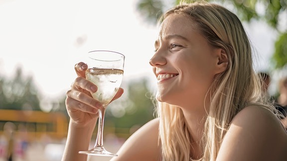 lächelnde Frau mit einem Weinglas