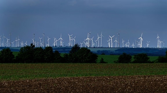 Windräder am Horizont im Thüringeer Saale Holzland Kreis