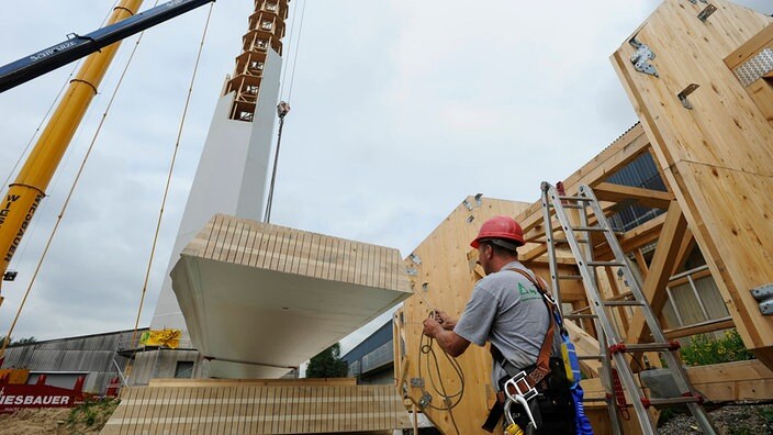 Ein Holzturm wird errichtet