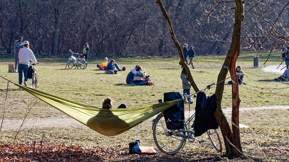 Junge Leute geniessen das milde Wetter in Berlin Mitte Februar 2021 , Treptower Park