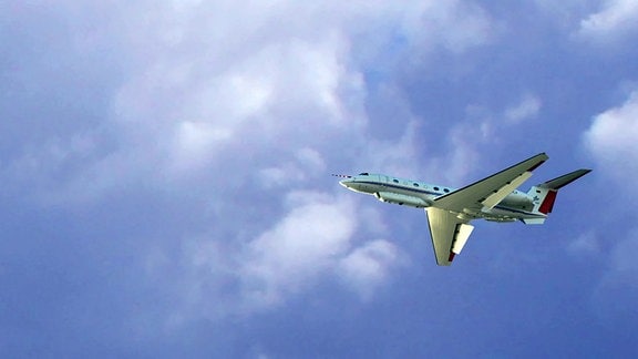 ein Flugzeug am Himmel