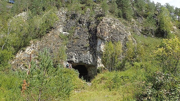 Blick auf eine Höhle am Hang